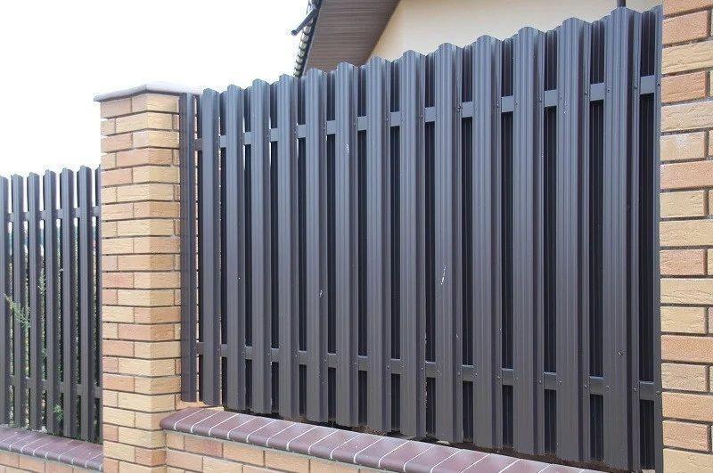 Забор из штакетника