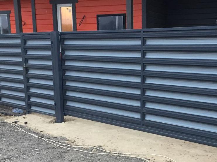 Забор из штакетника