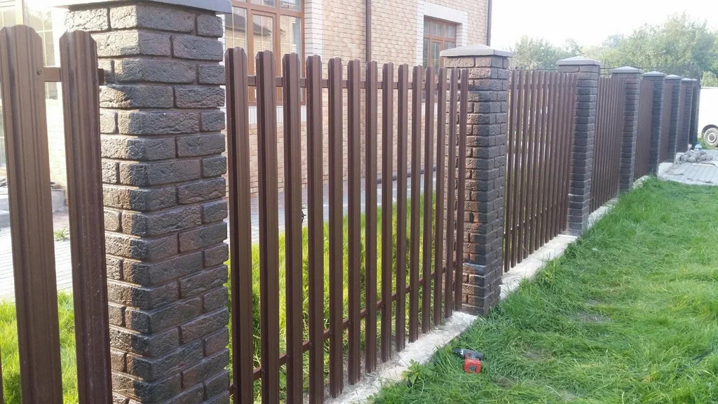 Забор из штакетника