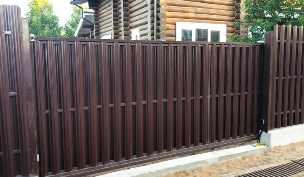 Забор из штакетника